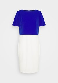 Niebieska bluzka z krótkimi rękawami, biała spódnica, długość do kolan, gładki materiał, okrągły dekolt oraz subtelny zamek błyskawiczny z tyłu.