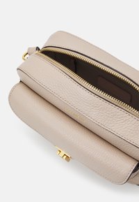 Coccinelle BEAT SOFT - Borsa a tracolla - powder pink