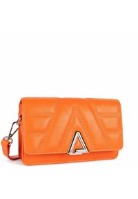 Borsa a tracolla in pelle arancione con motivo a triangoli trapuntato, accessori in argento e un dettaglio triangolare sulla patta. Include una tracolla regolabile.
