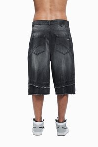 Czarne szorty z denimu z postrzępionymi brzegami i dwoma tylnymi kieszeniami, prezentowane na nagim torsie. Do tego szare sneakersy za kostkę.