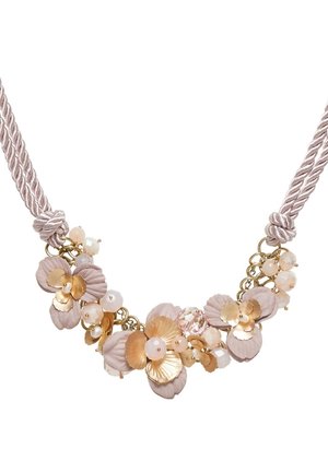 Collar con cordón de cuerda torcida que presenta un centro floral con flores de tela rosa agrupadas, pétalos dorados y cuentas blancas.