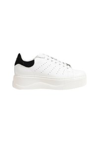 Sneaker bianco con un accento nero testurizzato sul tallone. Presenta fori laterali, lacci piatti e una suola spessa e scanalata.