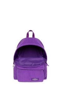 Paarse Eastpak-rugzak met een zachte, getextureerde buitenkant en een ruime, gevoerde binnenkant. Voorzien van dubbele ritsen en een bovenste draaggreep.