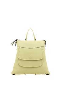 Zaino in pelle verde chiaro con tasca frontale a patta, manico superiore e due scomparti con cerniera. Texture liscia con dettagli neri.