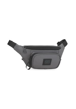 Bolso de cintura gris con dos compartimentos con cremallera, correa negra ajustable y una etiqueta con un diseño de la bandera del Reino Unido.
