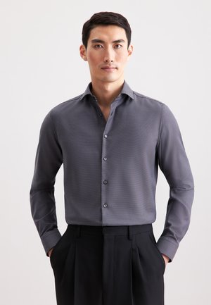 Button-down-Hemd in Dunkelgrau mit kleinem Karomuster, langen Ärmeln und Kragen. Hat eine schlanke Passform und eine glatte Stoffoberfläche.