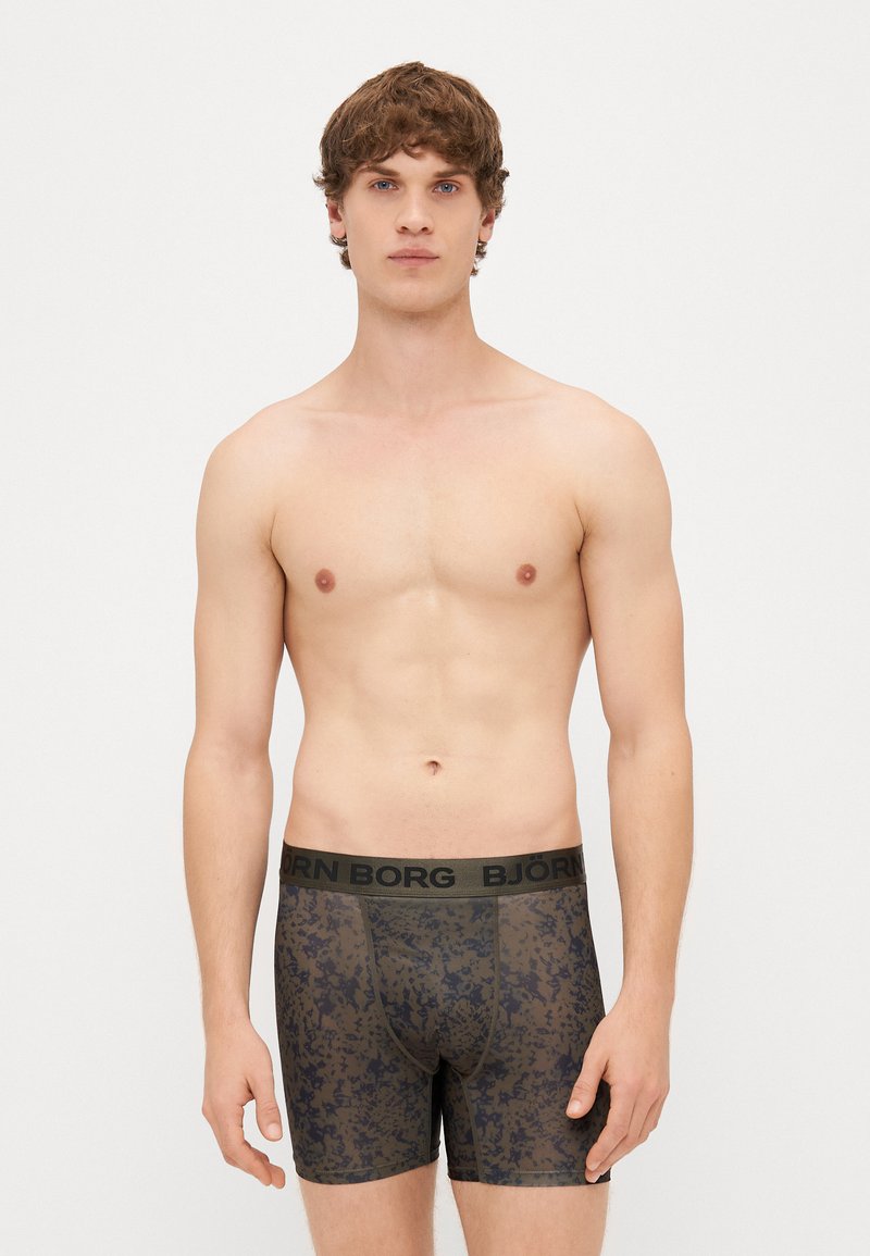 Sötét mintás boxeralsó fekete rugalmas derékkal, amin a "BJÖRN BORG" logó található. Puha anyag, testhezálló kialakítás, köz�épmagasságú.