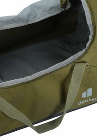Borsa a sack in verde oliva con interno grigio, chiusura a zip e manico a nastro. Presenta un logo stampato in bianco sul lato.