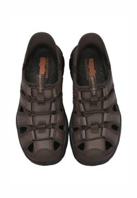 Sandalias marrones de tipo zueco con ventilación abierta, hechas de material sintético. Cuentan con múltiples correas y una plantilla texturizada para mayor comodidad.