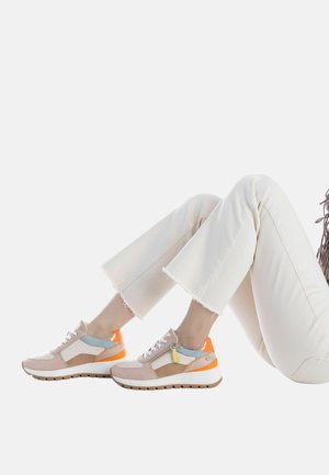 Zapatillas que combinan tonos rosa claro, gris y acentos naranjas, con una parte superior con textura y una suela blanca gruesa.