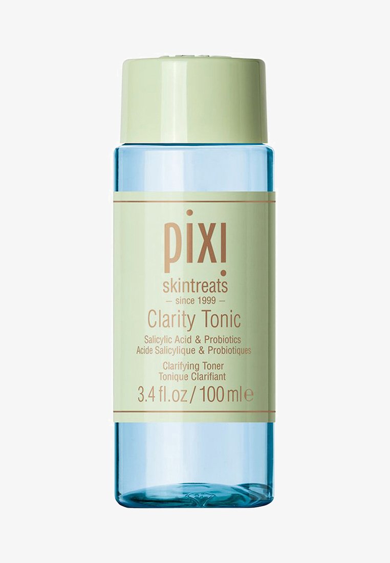 Klar plastflaske med en lys grønn hette, merket "pixi Clarity Tonic." Inneholder 3,4 fl oz. Teksten fremhever salisylsyre og probiotika.