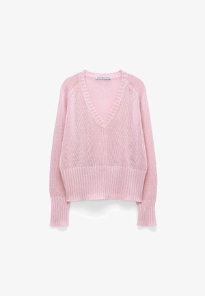 Maglione rosa lavorato a maglia con scollo a V profondo, orlo a coste e maniche lunghe. Presenta una vestibilità ampia e un tessuto strutturato.