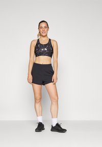 ONLY Play ONPSPACE LIFE LOOSE SHORTS - Sportske kratke hlače - black/pumice stone