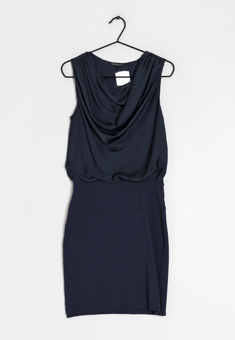 Robe sans manches bleu foncé sur un cintre noir, avec un décolleté drapé et une jupe ajustée. Étiquette visible à l'arrière.