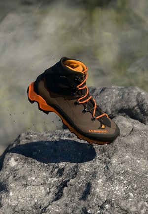 AEQUILIBRIUM TREK GTX - Vaelluskengät - chocolate/papaya
