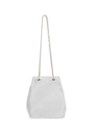 Borsa a secchiello bianca con motivo a scacchi, hardware in argento e una lunga tracolla. Realizzata in tessuto intrecciato, presenta una chiusura a coulisse.