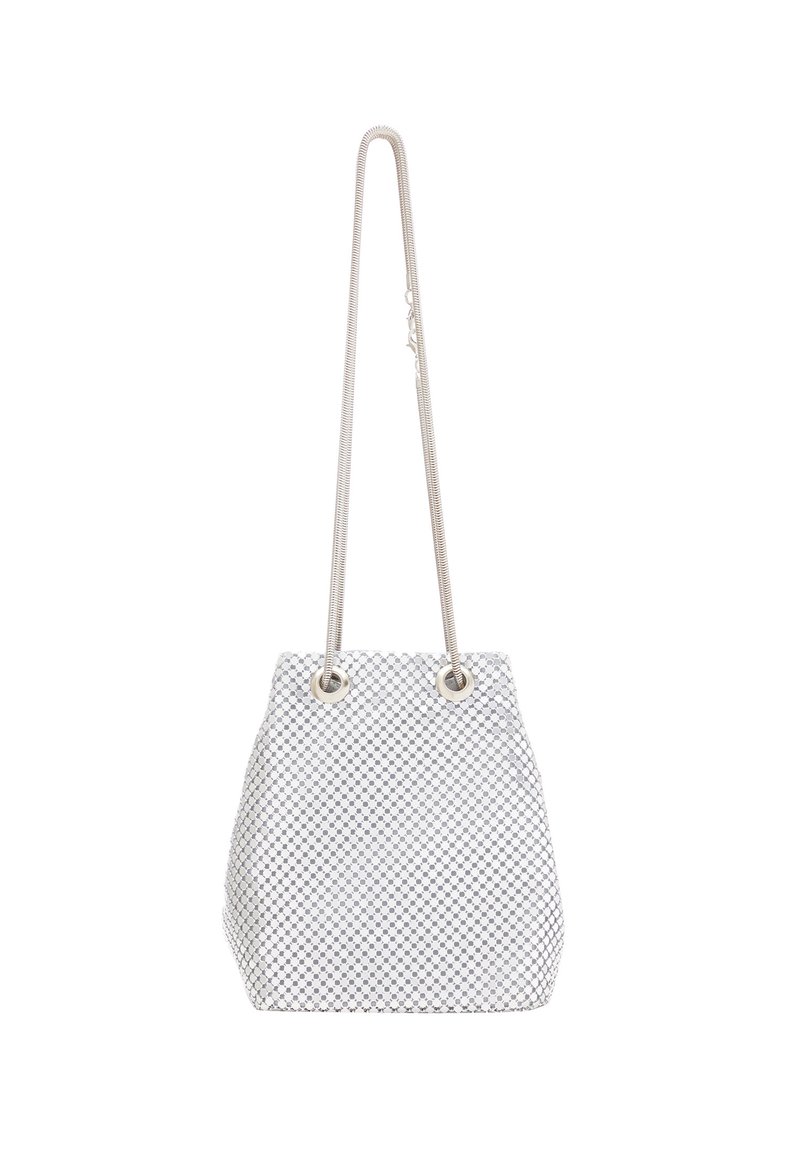 Witte bucket bag met een geruit patroon, zilveren accenten en een lange schouderband. Gemaakt van geweven materiaal, met een trekkoordsluiting.
