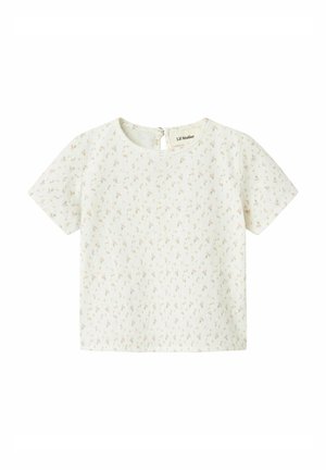 Top blanco corto de manga corta con estampado floral pequeño en rosa y verde y escote redondo, cierre trasero con abertura en forma de lágrima y botón.