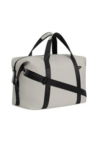 Bolso de deporte gris claro hecho de material duradero, con correas y acentos negros, forma rectangular y cierre de cremallera.