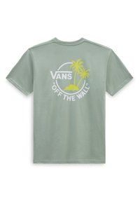 Světlězelené bavlněné tričko s krátkým rukávem. Na zadní straně má bílé a žluté logo "VANS" s grafikou palmy. Klasický kulatý výstřih.