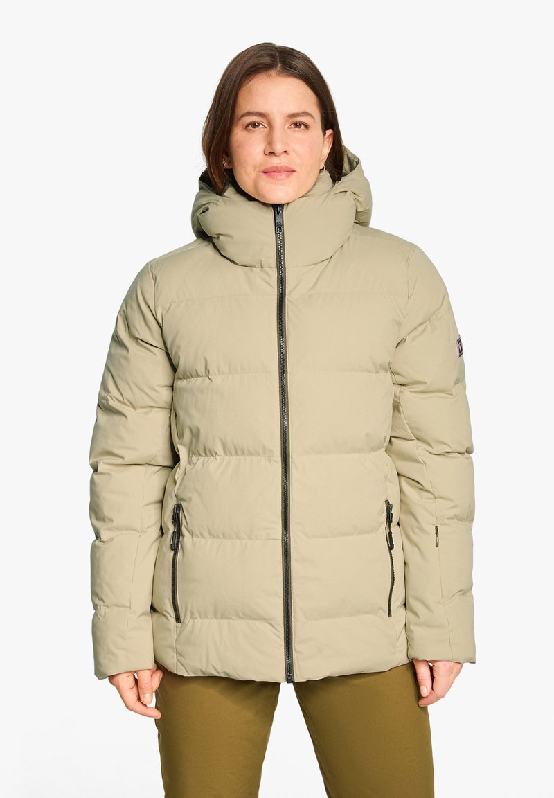 Giacca trapuntata beige con colletto alto e chiusura con zip. Presenta tasche laterali con zip e un design trapuntato testurizzato.