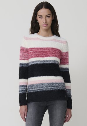 Suéter de rayas difusas con bandas horizontales en rosa, rojo, blanco, azul marino y gris claro. Cuello redondo y mangas largas.