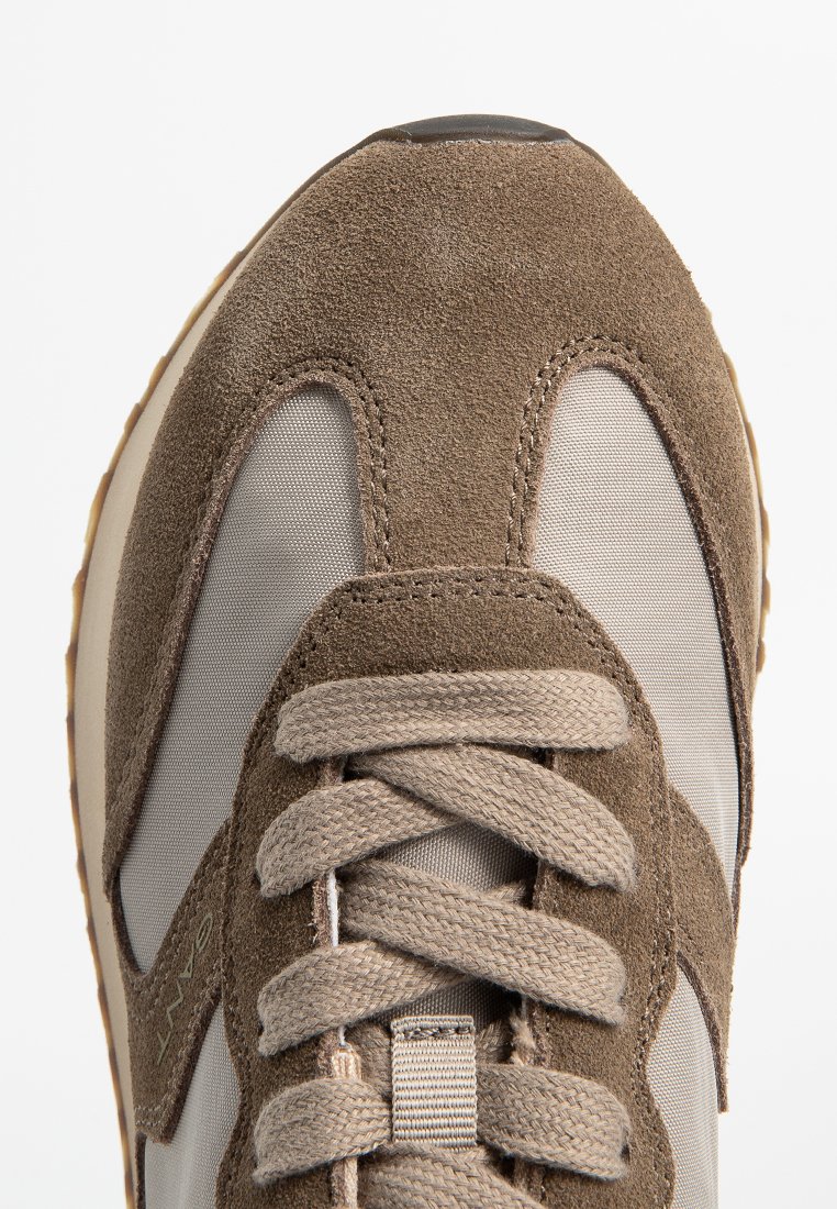 Bruine suede en mesh sneakers met een vetersluiting, ronde neus en rubberen zool. Heeft tonale accenten en gestikte details.