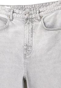 Jeans in denim grigio chiaro con vita alta, design a cinque tasche, chiusura con bottone superiore e una leggera texture sbiadita.