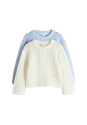 Twee gebreide cardigans, één crèmekleurig met knopen aan de voorkant en één lichtblauw, beide met een getextureerd openwerkpatroon.