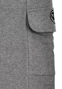 Grau Fleece-Sweatshirt mit einer Tasche mit Klappe und einem gestickten Smiley-Logo. Strukturierter Stoff mit einer melierten Optik.