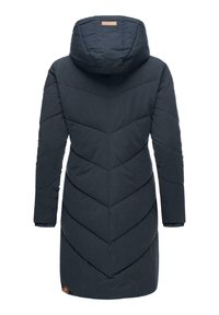 Mörk marinblå huva pufferjacka med chevron-quiltat mönster, långa ärmar och en lätt böjd fåll. Materialet verkar slätt och isolerat.