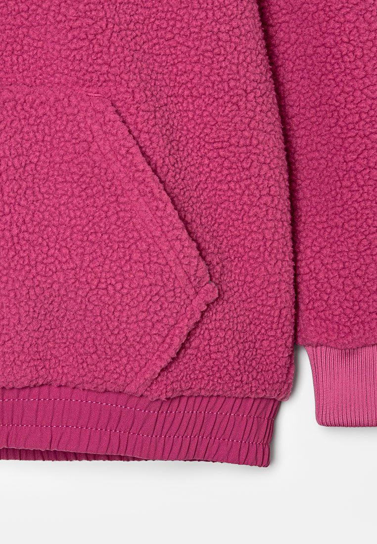 Fleecejacke in leuchtendem Pink mit strukturiertem Oberfläche, ausgestattet mit einer Kängurutasche und gerippten Bündchen für einen sicheren Sitz.