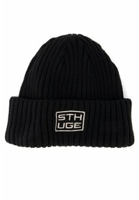 Beanie nero lavorato a maglia con una texture a coste e un risvolto. Presenta una patch bianca rettangolare con il logo "STHUGE" ricamato.