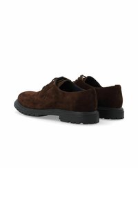 Scarpe in suede marrone con punta arrotondata, caratterizzate da una tomaia testurizzata, suola in gomma nera e design tradizionale con lacci.