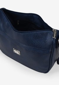 Bolso bandolera de cuero azul marino con superficie texturada, herrajes plateados, cierre de cremallera y un bolsillo frontal. El interior está forrado en un tejido oscuro.