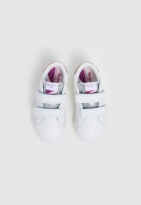 Sneakers bianche con due strap in velcro, dettagli argentati, dettagli rosa sulla linguetta e una tomaia in pelle liscia. Suole in gomma per una buona aderenza.