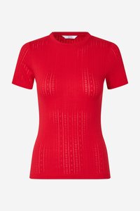 Camiseta roja de manga corta ajustada hecha de tejido de punto acanalado con un patrón sutil. Cuello redondo y textura suave.