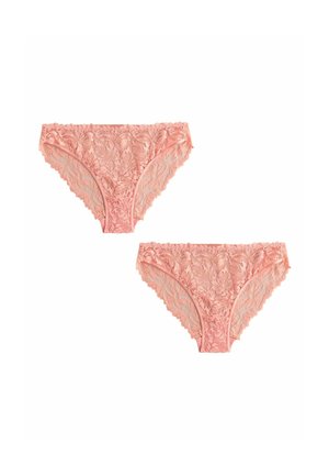 Dwie pary różowego koronkowego damskiego bikini z kwiatowymi wzorami i falistymi brzegami na białym tle.