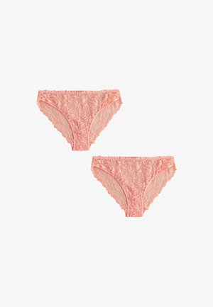 Dva páry ružových čipkových dámskych bikini nohavičiek s kvetinovými vzormi a zaoblenými hranami na bielom pozadí.