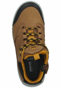 Scarpa di pelle marrone con lacci a quadretti neri e gialli, punta in gomma e interno imbottito. Presenta una linguetta sul tallone.