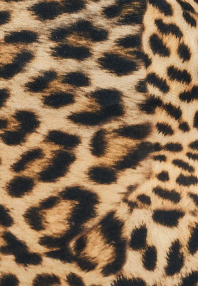 Ύφασμα με σχέδιο λεοπάρδαλης που διαθέτει ταμπά φόντο με ακανόνιστα μαύρα στίγματα και σκούρες καφέ αποχρώσεις, παρουσιάζοντας μια μαλακή, υφή επιφάνεια.