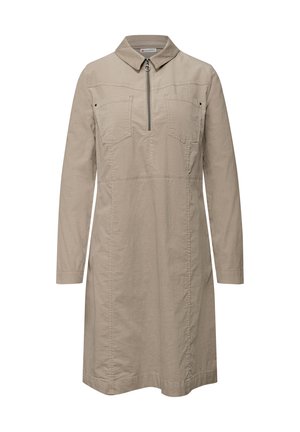 Robe beige à col avec manches longues, fermeture éclair mi-haute à l'avant, deux poches poitrine et des coutures pour un ajustement structuré.