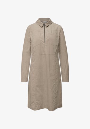 Vestido beige con cuello, manga larga, cremallera en la parte delantera hasta la mitad, dos bolsillos en el pecho y costuras que aportan un ajuste estructurado.