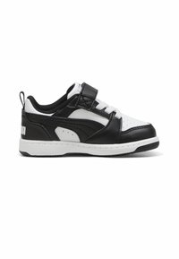 Svart og hvite sneakers med et teksturert skinnoverside, snøring og borrelås-lukking, og gummisang med en logo på siden.