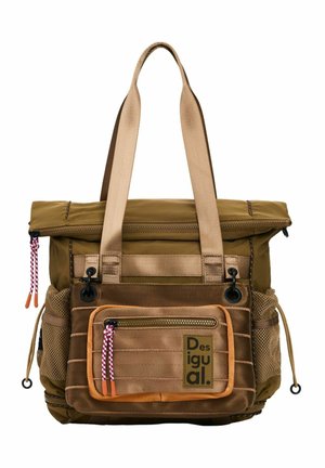 Sac cabas marron multi-poches avec anses beiges, poche avant zippée avec cordons roses, poches latérales en filet et étiquette de marque Desigual.