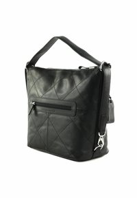 Bolso de piel negra con patrón acolchado, asas superiores, correa de hombro ajustable, bolsillo con cremallera en la parte frontal y acentos de hardware en plata.