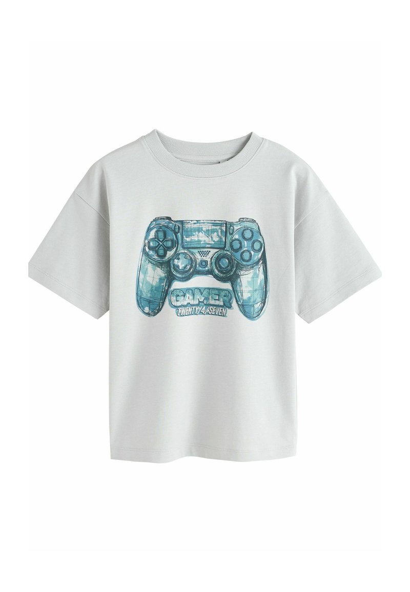 Grå kortärmad t-shirt med en blå grafisk bild av en spelkontroll med texten "GAMER TWENTY 4 SEVEN!" Slät bomullsmaterial.
