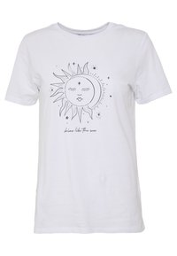 Camiseta blanca de manga corta hecha de algodón, con un estampado gráfico negro de un sol y una luna con estrellas, y el texto "brilla como el sol."