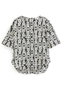 Blusa a maniche corte in tessuto leggero, con un motivo geometrico bianco e nero, scollatura rotonda e una vestibilità leggermente ampia.