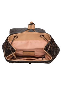 Borsa a tracolla marrone con motivo, interno beige, hardware metallico e forma strutturata. Presenta più scomparti e una chiusura sicura.
